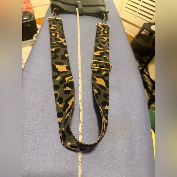 Stylish Black Crossbody Bag with Leopard Print Strap - Picture 4 of 7